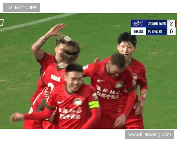 中国足球超级联赛激战正酣 头名争夺白热化 球迷热情高涨